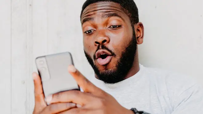 ስልኩን የሚመለከት ግለሰብ