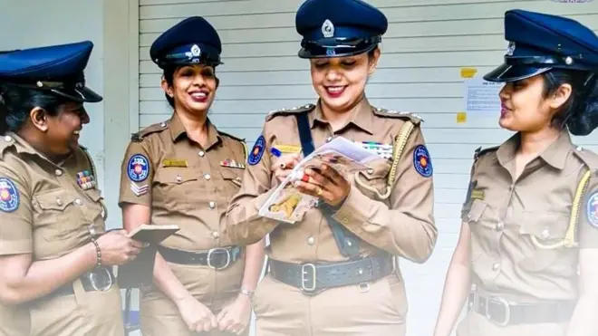 ජාතික පොලිස් කොමිෂන් සභාව වහාම ක්‍රියාත්මක වන පරිදි නියෝජ්‍ය පොලිස්පතිවරුන් ඇතුළු ජ්‍යෙෂ්ඨ පොලිස් නිලධාරින් 54 දෙනෙකුට ස්ථාන මාරුවීම් ලබා දී අත්තේ ජ්‍යෙෂ්ඨ නිලධාරිනියන් පිරිසකට ද නව වගකීම් පවරමිනි.