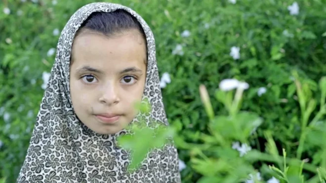 दस बरस की बासमल्ला और उनके भाई बहन रात भर चमेली के फूल चुनते हैं, ताकि घर चलाने में मां की मदद कर सकें.