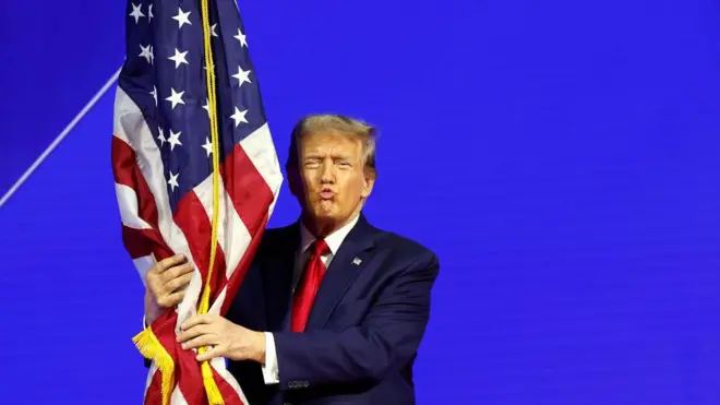 Трамп целует американский флаг