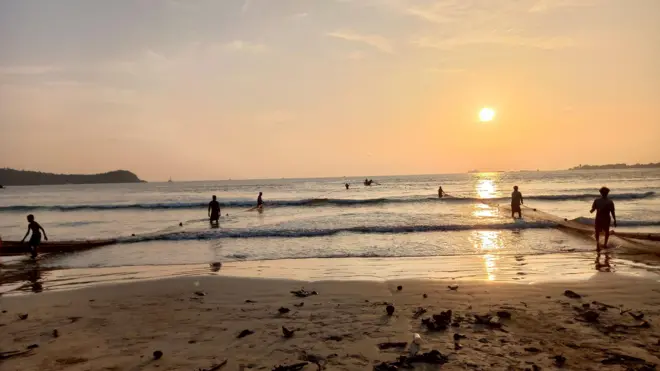 ඉර බැස යන යාමේ මැවෙන සොඳුරු දසුන නෙත ගැටෙනා මොහොතේ සුන්දරත්වය අද්විතීයය වන අතර එය විඳගත යුතුම අපූර්වත්වයකි.