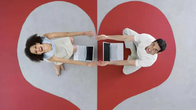 Online dating couple 