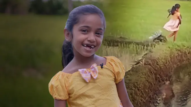 දැරියක් පූසෙක් වඩාගෙන ඉත්තෑවෙකු සමග කුඹුරු යායක දිවයන අතර ඇගේ විශාල ෆොටෝ එකක් ද පෙනේ.