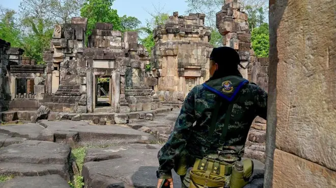 タイ・カンボジア国境の紛争地にある古代クメール寺院プラサート・タ・ムエン・トムで警備に当たるタイ軍兵士。