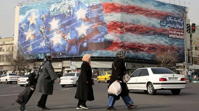 Hafta sonu Tahran'daki İslam Devrimi Meydanı'na asılan ve "Rüzgar eken fırtına biçer" yazan bu posterde USS Abraham Lincoln'ün üzerine ABD bayrağının yıldızları patlama efekti gibi yerleştirilmiş. Meydanda arabaların arasında yürüyen kadınlar görülüyor