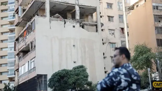 Судя по кадрам с места событий, точечный удар был нанесен по одному из этажей многоквартирного дома