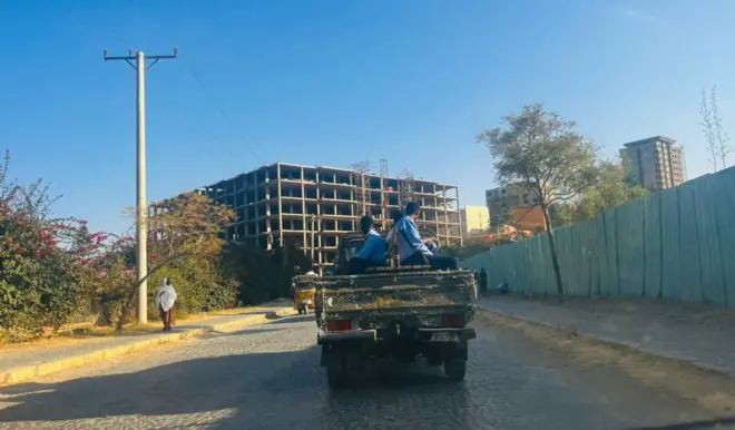ተሽከርካሪ ላይ የተቀመጡ የፖሊስ አባላት