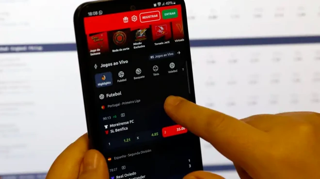 Pessoa usando aplicativo7games app de baixar apps gratisaposta no Brasil