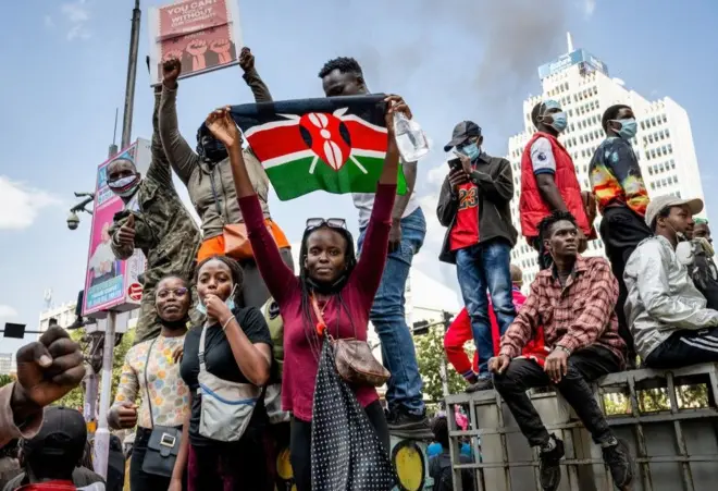 Grupojogo mais fácil de ganhar na betanojovens estudantes manifestantes quenianos segurando bandeira