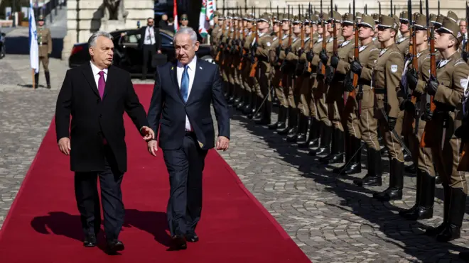 Виктор Орбан и Биньямин Нетаньяху на красной ковровой дорожке в Будапеште.