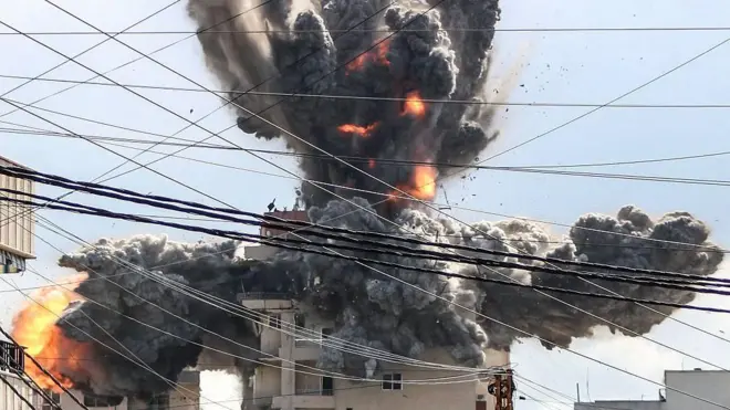 İsrail hava saldırısıyla vurulan bir binanın çatısının havaya uçtuğu anı görüyoruz.