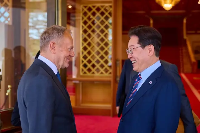 이재명 대통령이 13일 청와대에서 열린 공식 오찬을 마친 후 도날드 투스크 폴란드 총리와 인사를 나누고 있다. 