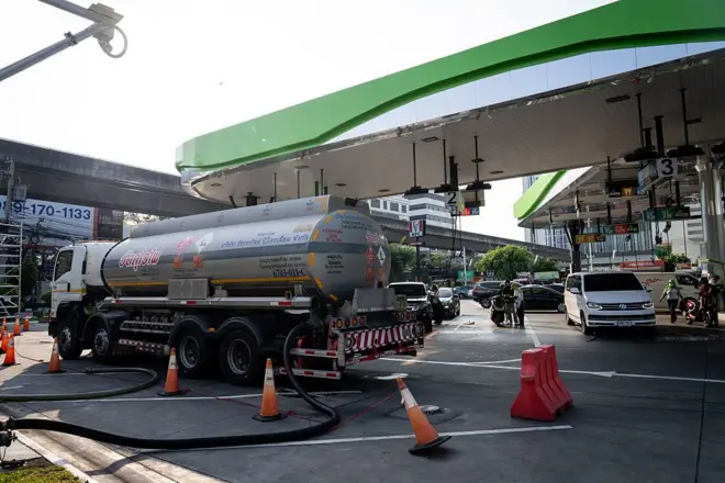 ထိုင်းကဆီဆိုင်တစ်ခုမှာ ဆီချနေတဲ့ စက်သုံးဆီတင်ယာဥ်တစ်စီး 