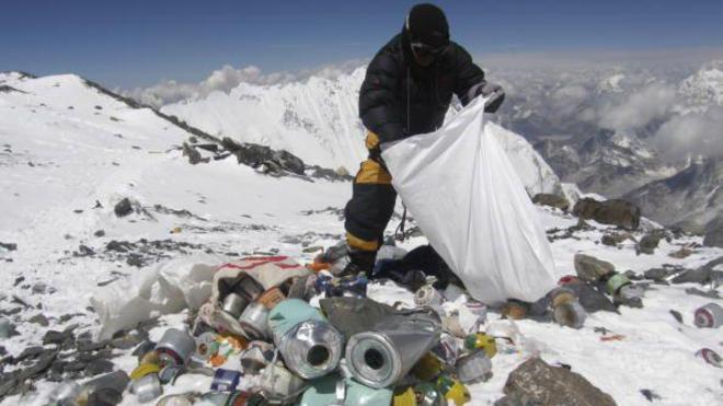 На склонах Эвереста скопилось немало мусора