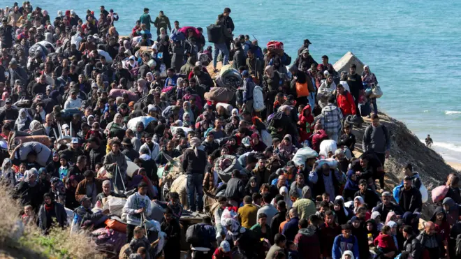 صورة تظهر نازحين فلسطينيين خلال عودتهم إلى منازلهم شمال قطاع غزة.