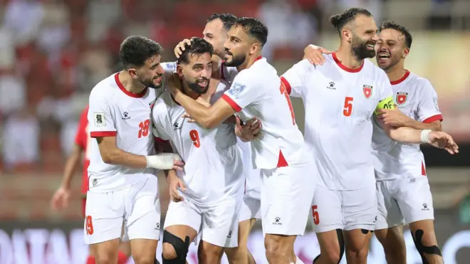 فرحة لاعبي منتخب الأردن لكرة القدم بعد تسجيله في مرمى عُمان في التصفيات الآسيوية المؤهلة إلى كأس العالم