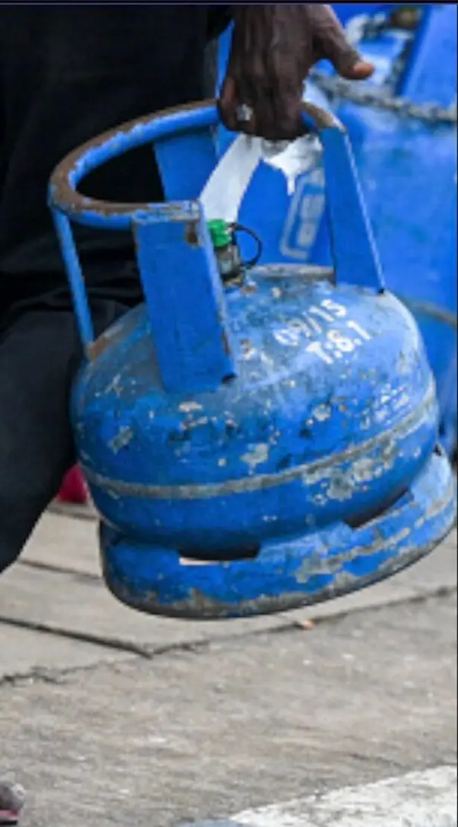 පුද්ගලයෙකු ලිට්රෝ නිල් පැහැති ගෑස් සිලින්ඩරයක් රැගෙන යන අයුරු මෙහි තිබේ.