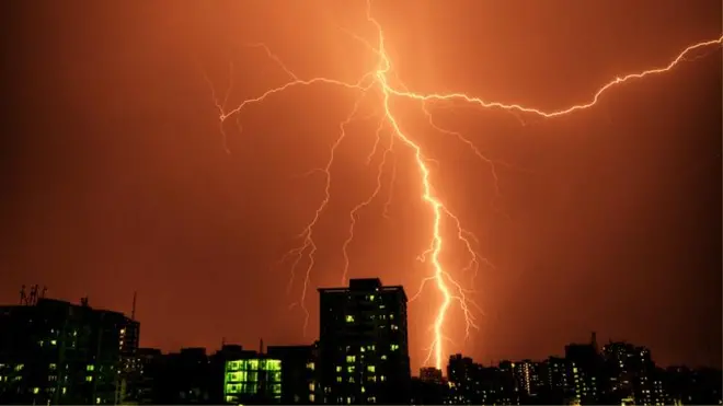 বাংলাদেশে প্রতিবছর বজ্রপাতে ১৫০ থেকে ২০০ মানুষ মারা যায়