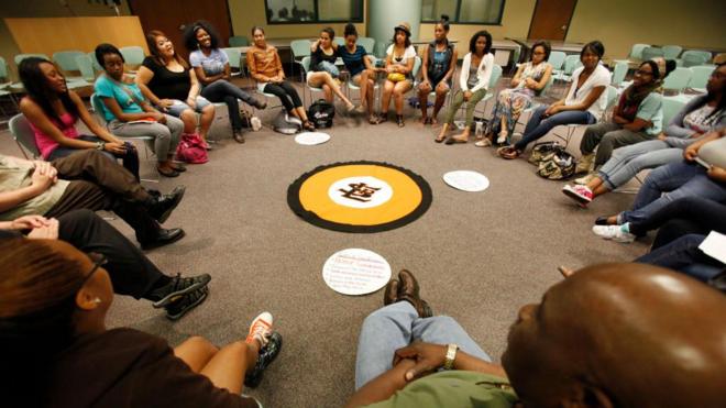 Jovens sentadosvirtuais bet365círculo