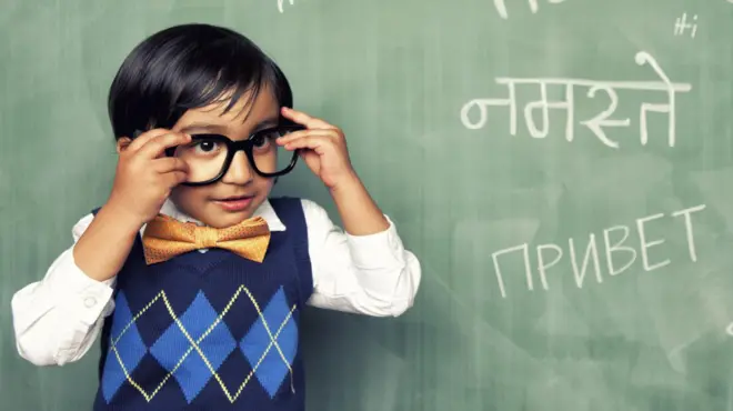 चष्मा लावलेला, शिक्षकांच्या वेशातील छोटा मुलगा