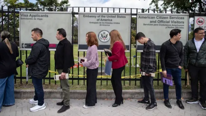 Fila de personas en la puerta de una Embajada de Estados Unidos