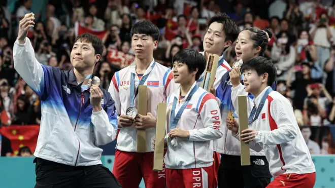함께 셀카를 찍는 탁구 메달리스트