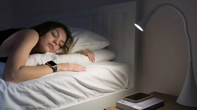 رات کو سوتی ہوئی خاتون