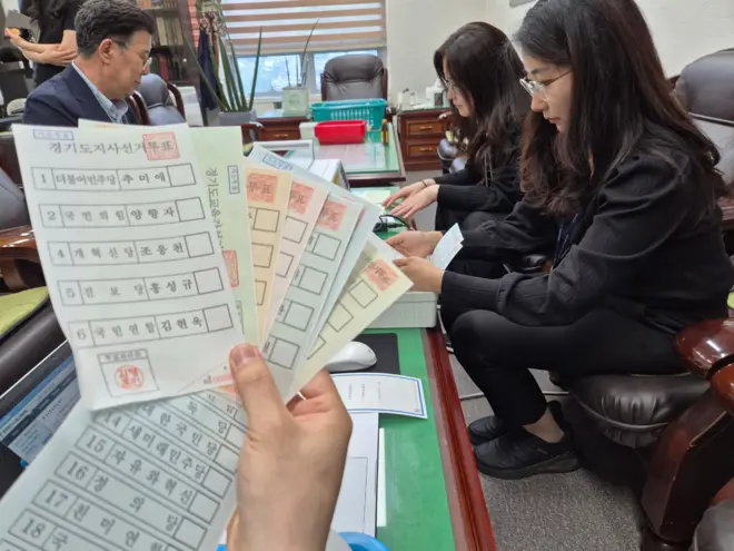 21일 수원시영통구선거관리위원회에서 직원들이 제9회 전국동시지방선거 거소투표용지를 출력하고 있다