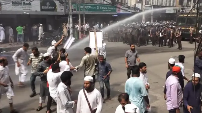 মতিঝিলে ইসলামী ব্যাংক কার্যালয়ের সামনে থেকে আন্দোলনকারীদের সরিয়ে দেয় পুলিশ, সোমবারের ছবি