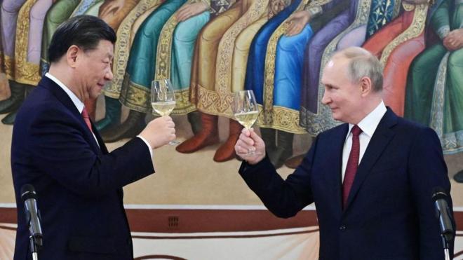 Vladimir Putin e Xi Jinping fazem brinde durante encontroaposta sistema sportingbetMoscou