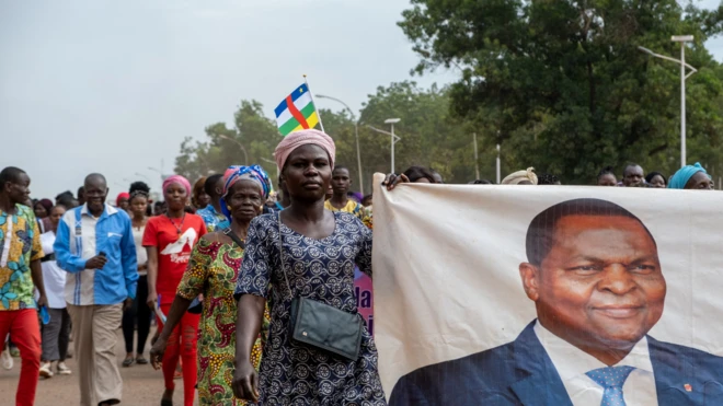 Pipo wey support di referendum hold banner of di president