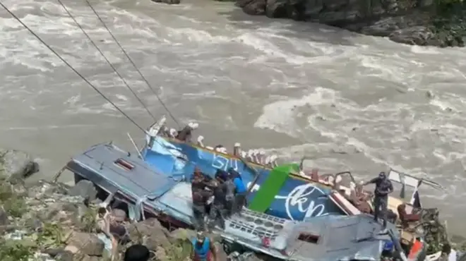 नेपाल में भारतीयों से भरी बस गिरी