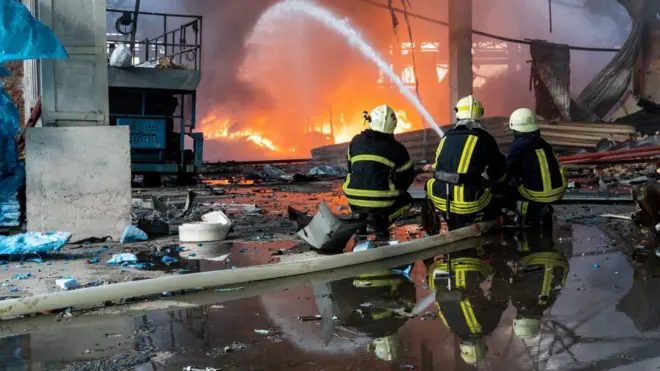 ДСНС гасить пожежу після обстрілу 