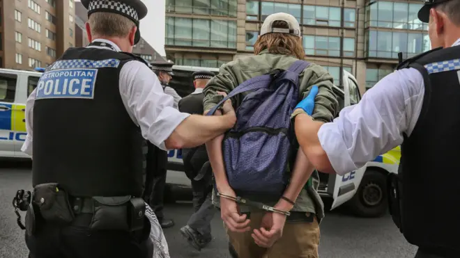 تم تقييد ناشط واعتقاله خلال احتجاج مؤيد للفلسطينيين، أغلق ناشطون من حركة "مطلب الشباب" جسر فوكسهول