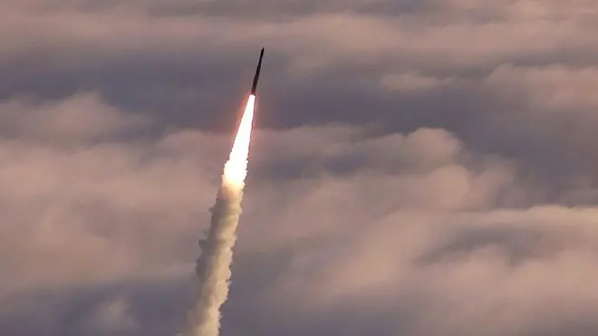 Межконтинентальная баллистическая ракета Minuteman II запускается с базы ВВС США Ванденберг в Калифорнии