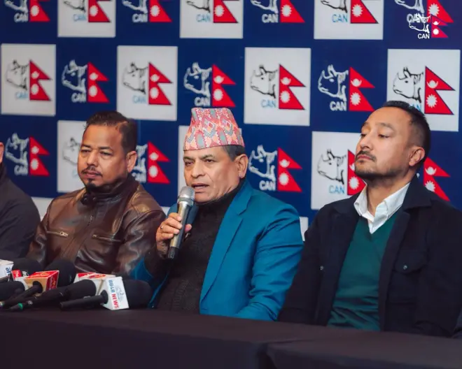 क्यान पदाधिकारीहरु अध्यक्ष चतुरबहादुर चन्द बीचमा र सचिव पारस खड्का दायाँ (फाइल फोटो)