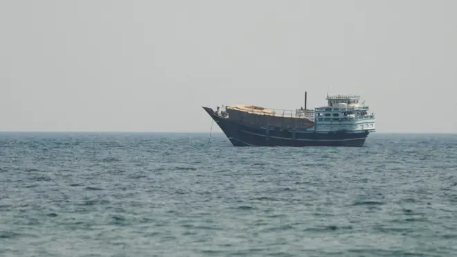 オマーン・ムサンダムから撮影したホルムズ海峡と洋上の船舶