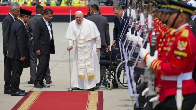Paus Fransiskus merampungkan kunjungan ke Indonesia dan melanjutkan lawatan ke Papua Nugini dan Timor Leste.