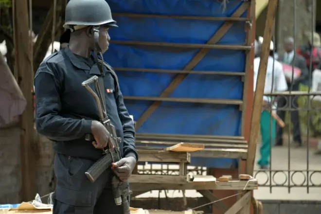 Un policier est en alerte près de l'entrée du congrès du parti Social Democratic Front (SDF) du Cameroun à Bamenda le 22 février 2018