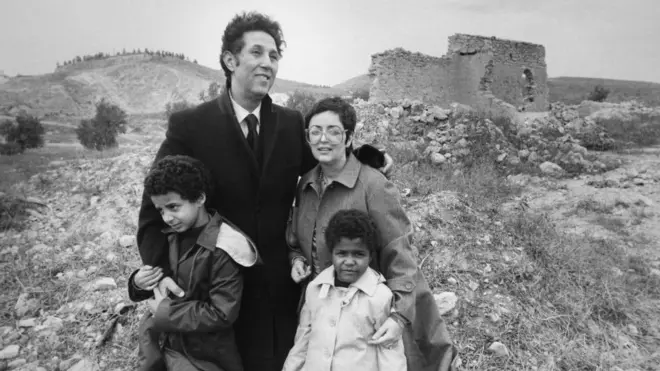 أحمد بن بلة في مزرعة والديه في قريته برفقة زوجته زهرة وابنتيه مهدية ونورية والصورة يعود تاريخها إلى نوفمبر1980