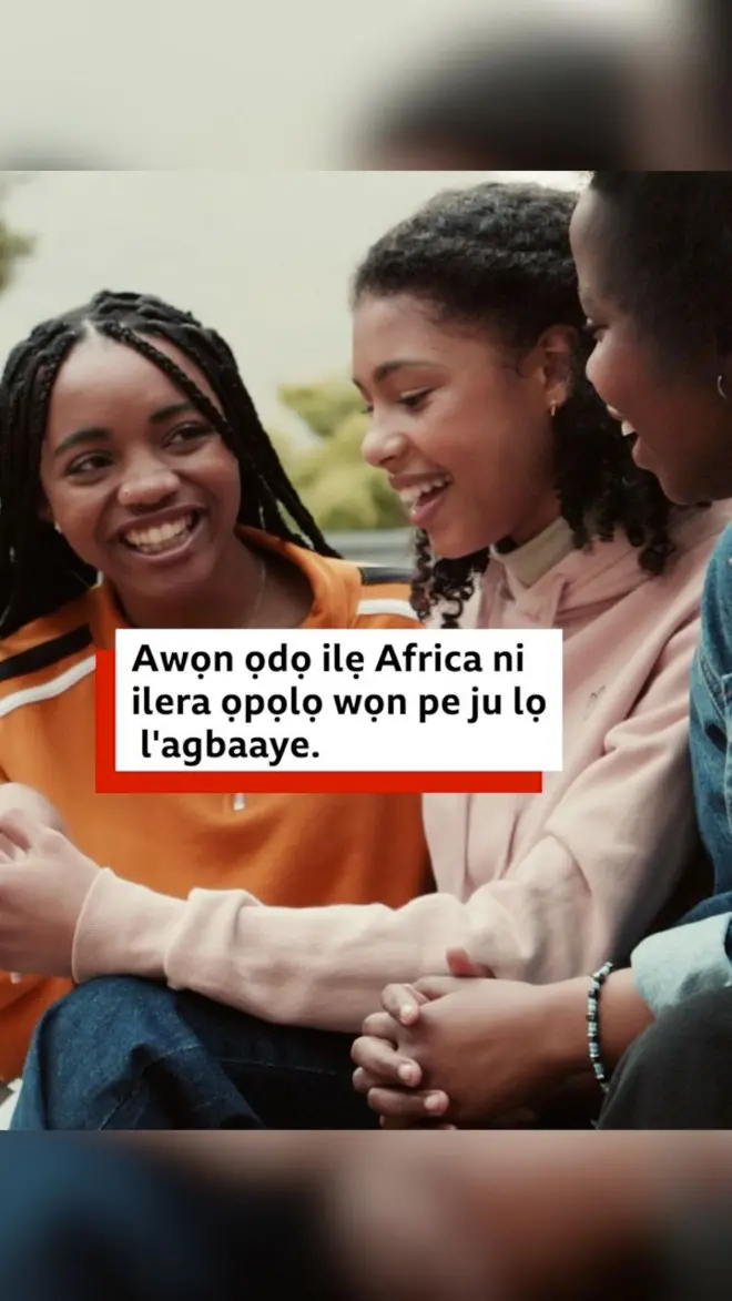 Awọn ọdọ mẹta n rẹrin-in bi wọn ṣe n takurọsọ