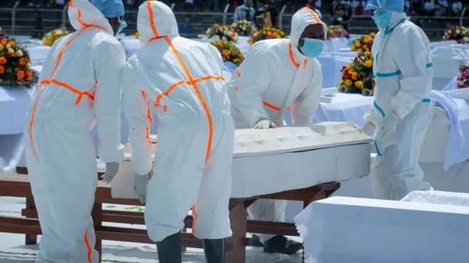 Abantu barimo guterura isanduku muri uwo muhango