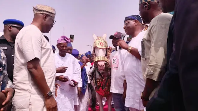 Àwọn èrò tó pọ̀ níbi tí àwọn ẹgbẹ́ òṣìṣẹ́fẹ̀yìntì ti ń fi ẹṣin funfun ta gómìnà Seyi Makinde lọ́rẹ