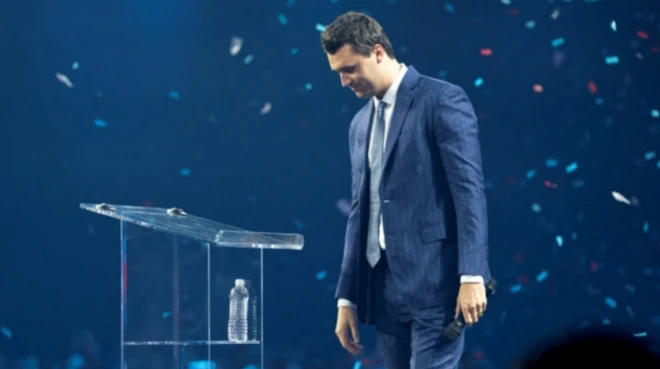 چارلي کرک د ۲۰۲۴ کال دسمبر کې په ارېزونا کې د یو کنفرانس پر مهال د ګڼې کوڼې تود هرکلی وکړ