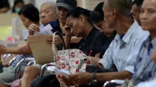 บรรยากาศการมารอรับบัตรสวัสดิการแห่งรัฐของประชาชนที่ธนาคารออมสิน สำนักงานใหญ่ เมื่อวันที่ 17 ต.ค. 2560