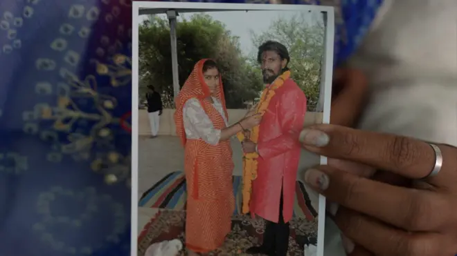 दीनदयाल और मनीषा का कहना है कि वो अपनी सुरक्षा को लेकर चिंतित हैं 