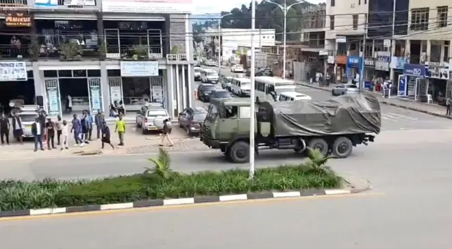 Imwe mu modoka z'ingabo za SADC irimo gutambuka mu mujyi wa Musanze ku wa kabiri