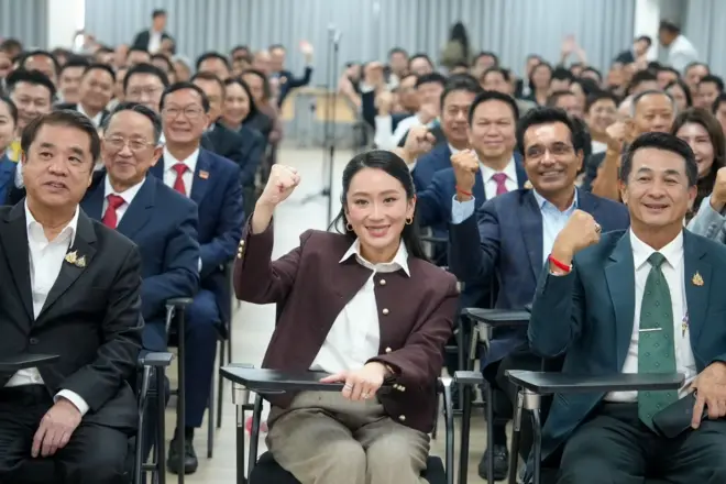 อดีตหัวหน้าพรรคเพื่อไทยคนที่ 8 ถ่ายภาพร่วมกับแกนนำและ สส. ของพรรค ในวันที่เธอแจ้งการตัดสินใจลาออกจากตำแหน่ง