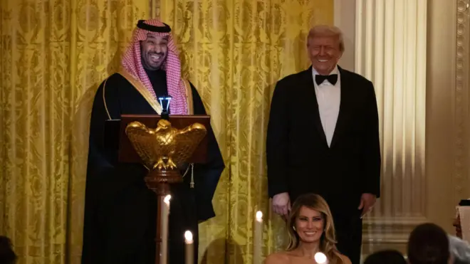 ولي العهد ورئيس وزراء المملكة العربية السعودية، محمد بن سلمان (يسار)، يلقي كلمة في حفل عشاء استضافه الرئيس الأمريكي دونالد ترامب (يمين) والسيدة الأولى ميلانيا ترامب في البيت الأبيض في واشنطن العاصمة، الولايات المتحدة الأمريكية، 18 نوفمبر/ تشرين الثاني 2025.