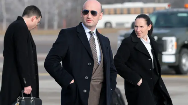 نائب رئيس موظفي البيت الأبيض، ستيفن ميلر، على مدرج المطار لدى وصوله إلى مطار زيورخ الدولي، فيما يُتوقع أن يشارك الرئيس الأميركي دونالد ترامب في المنتدى الاقتصادي العالمي في دافوس، زيورخ، سويسرا، في 21 يناير/كانون الثاني 2026.